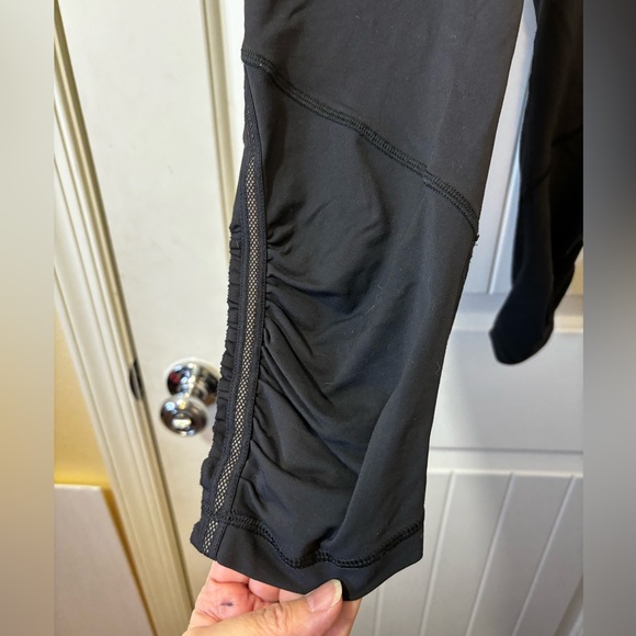 LULULEMON Crop Ruched Leggings EUC Size 4 D0 - Picture 3 of 7